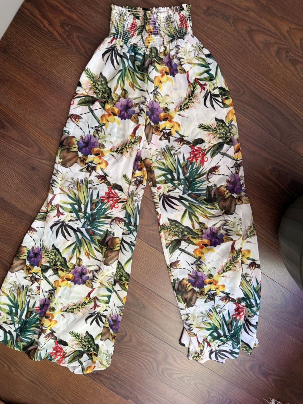 Carmen Marc Valvo White Tropical Floral Wide-Leg Pants with Smocked Detail - Picture 3 of 6